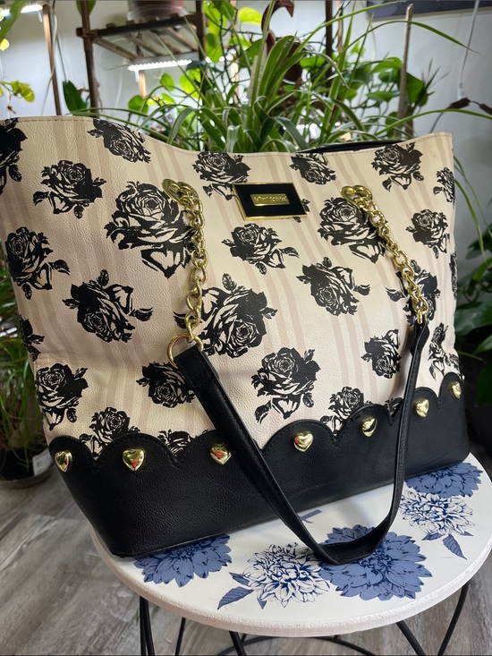 Betsey Johnson Handbags - Betsey Johnson tote cream/black